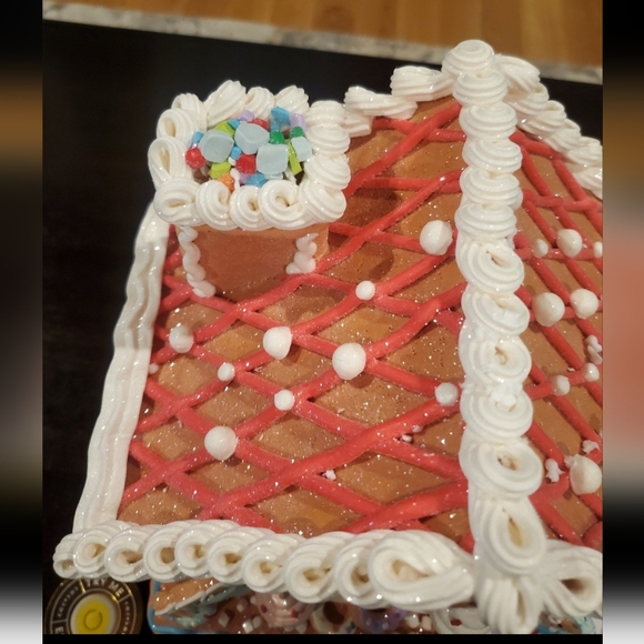 Pastel Cupcake and Gingerbread Man House-NWT - Picture 8 of 9